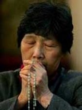 Cina, il regime reprime 
la Chiesa prega